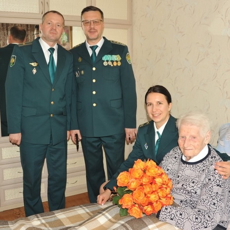 ❤‍Смоленские таможенники поздравили участницу Велик...