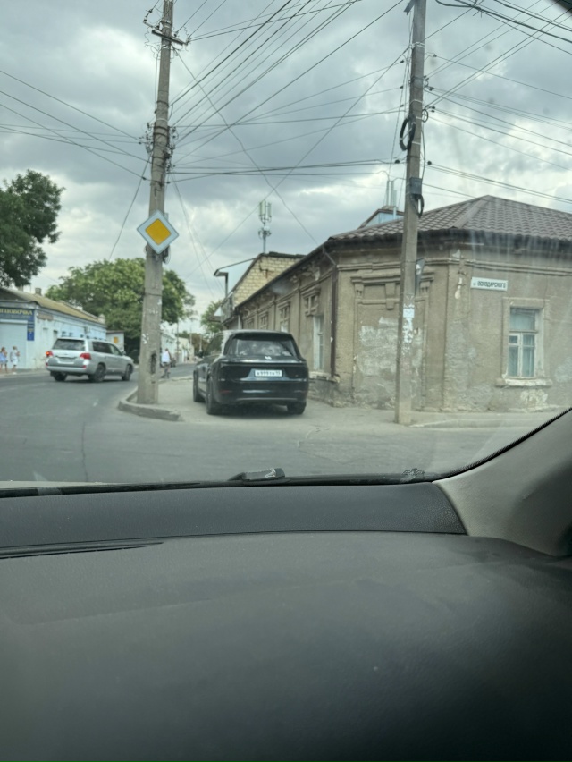 Почему ты так паркуешься? Как ты получил свои права, ес?...