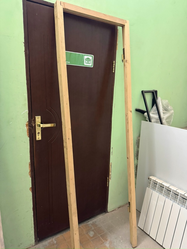 Магазин МЕБЕЛЬНЫЙ отдаёт двери и дверные коробки, 3 шту...