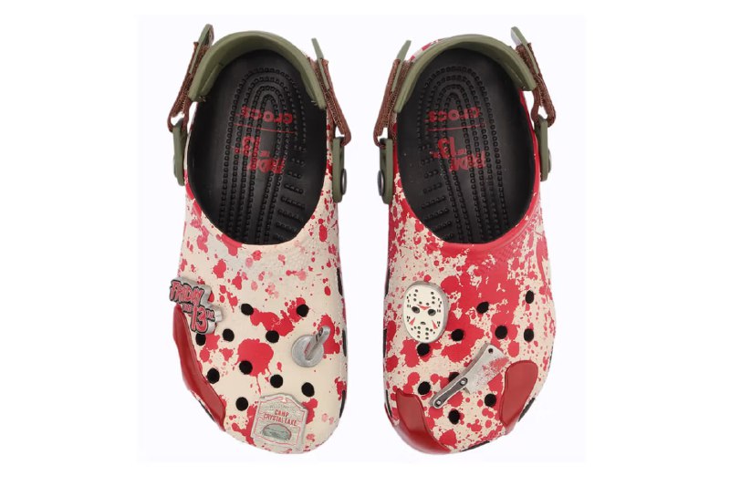 Crocs релизнули коллабу с... маньяками.
Фанаты ужастиков оценят:
— Джейсон Вурхиз в крови и с хок