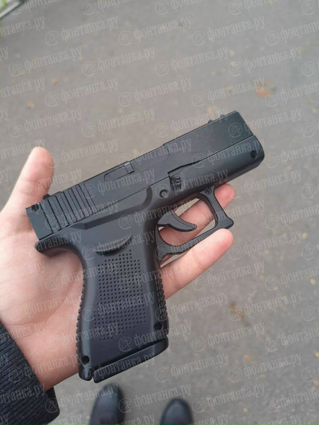 ? 15-летнего петербуржца не пустили в метро с игрушечн?...