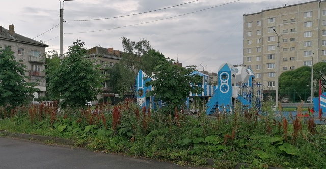 Детская площадка, красивая аллея из каштанов, но всю ка...
