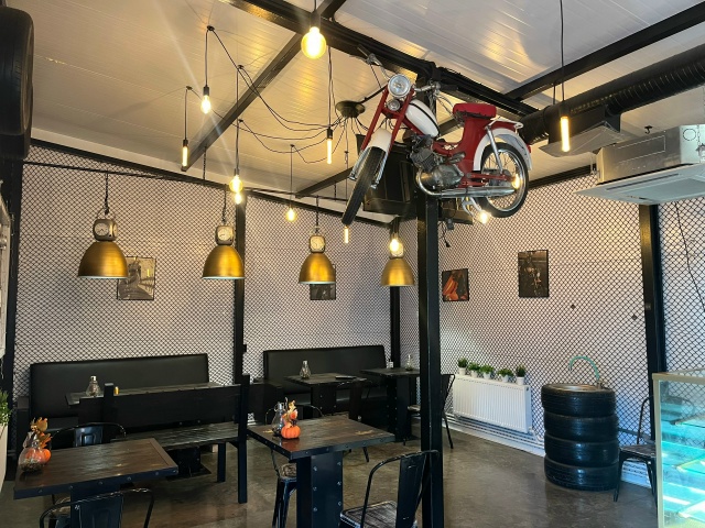 На трассе около магазина байрам сдается в аренду помещ...