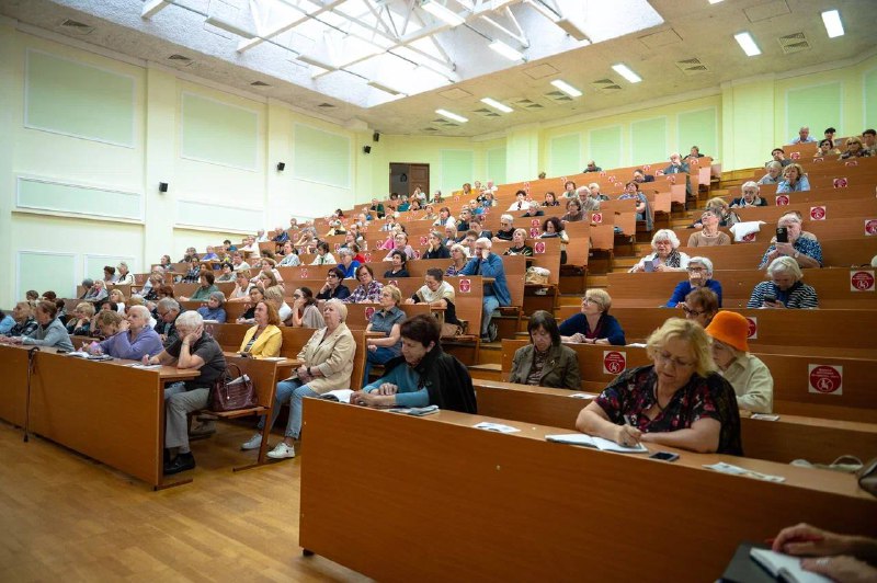 🤖 Московские бабушки и дедушки осваивают нейросети
170 тысяч участников «Московского долголетия» уч