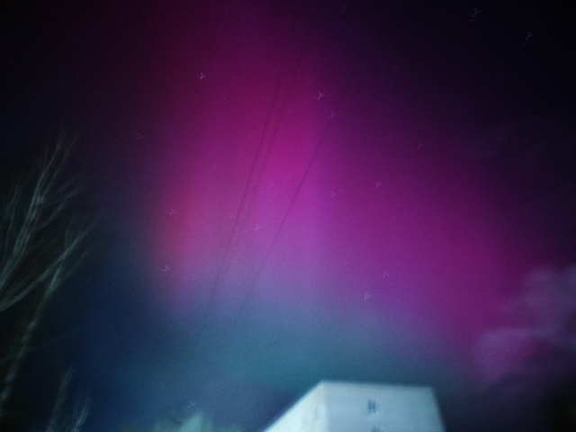 Утреннее сияние в Окуловке.
12 ноября, 6 утра.
Сори за ка...