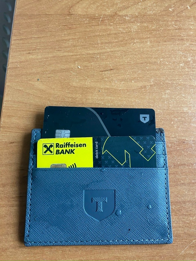 Нашли картхолдер, кто потерял, пишите