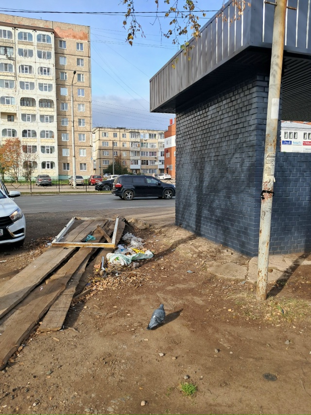 Отремонтировали остановку. Молодцы! Зачем же весь мус...