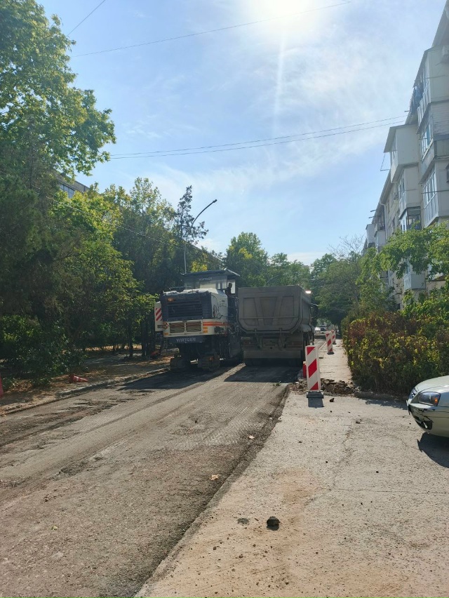 Специалисты приступили к ремонту дорожного покрытия п...