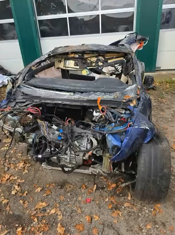 В Германии у Tesla на скорости 285 км/ч лопнула шина
Колымагу сразу сорвало с траектории, она неско