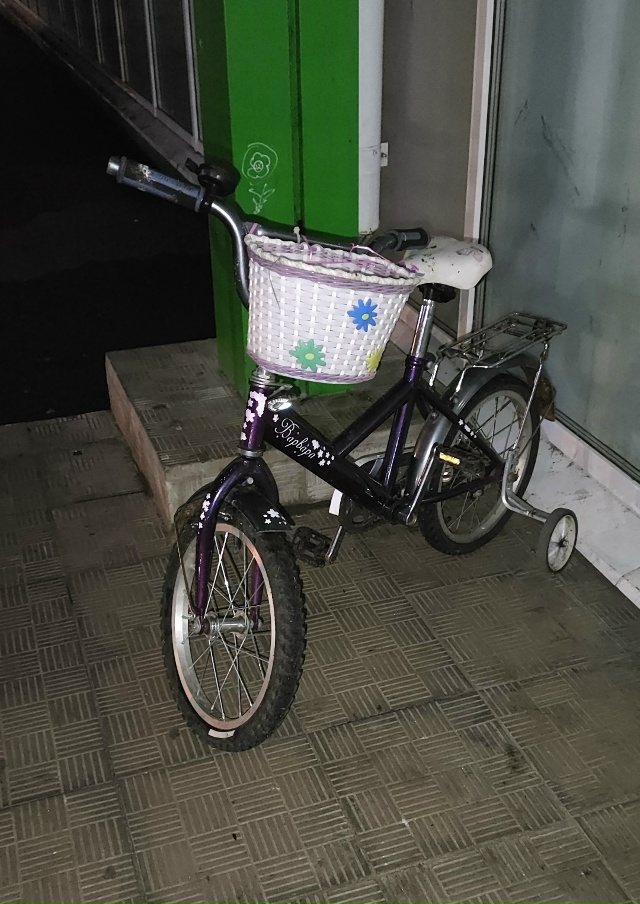 Кто потерял велосипед?
Уже больше 2 недель стоит у ТЦ.