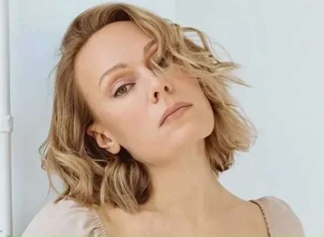 НАСТPΟЕНИЕ: КУПИТЬ ДΟМ В ДЕPЕВНЕ, ВЫСАДИТЬ 100 КУСТΟВ PΟЗ, ...