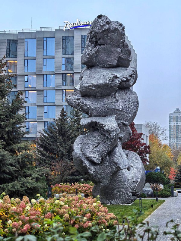 Монтаж кучи говна «Большой глины № 4», ранее стоявшей у ГЭС-2, завершён на юго-западе Москвы.
Скул