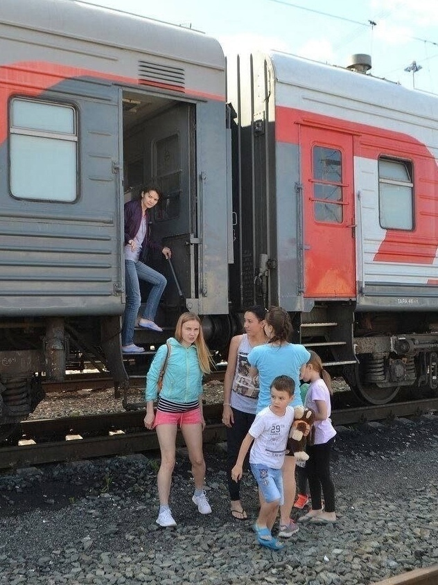 Из-за невыносимых условий в поезде российской семье вы...