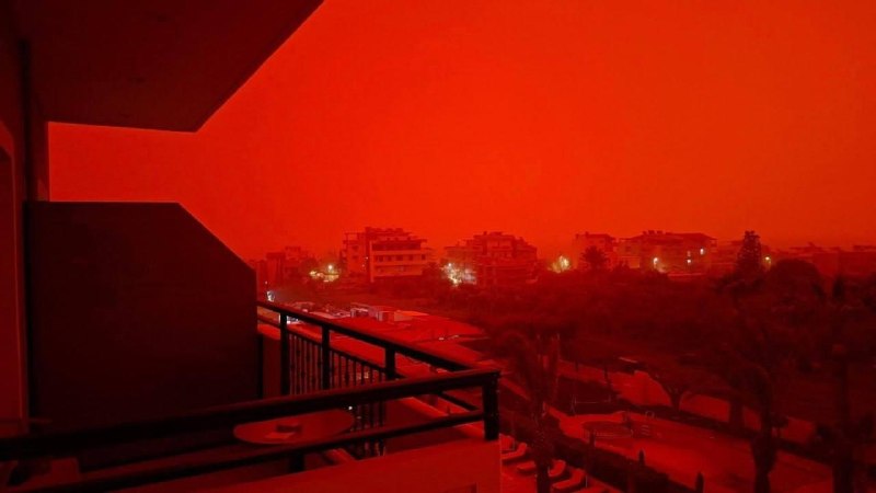 Остров Крит в Греции окрасился в кроваво-красный цвет из-за мощной песчаной бури.
Страшно K P A C