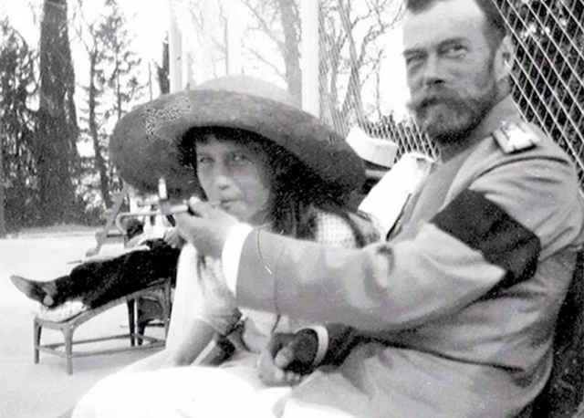 Николай II угощает царевну Анастасию сигаретой. 1916 год.