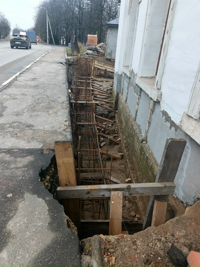 Человек не шашлык!
Какая опасная небрежность: у храма ?...