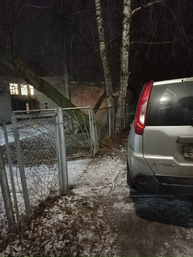Вот такие вот водители... калитка, вход на территорию д...