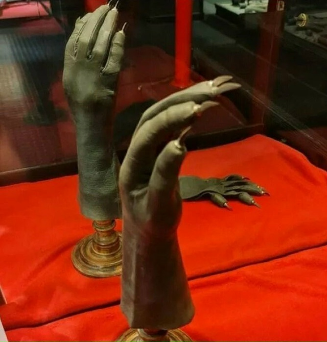 Женская перчатка для самообороны. Лондон, 1850-е годы
И с...