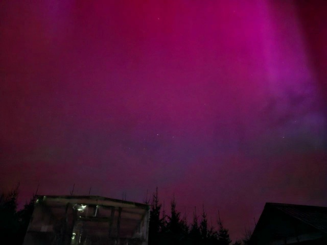 Этим утром небо вспыхнуло малиновым 😍
Северное сиян...