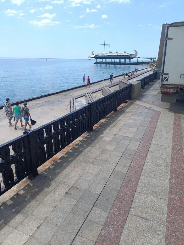 В серые летние будни ялтинцев внесли немного ярких кра...