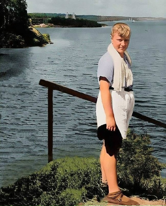 Будущая звезда советского кино Андрей Миронов начинал...