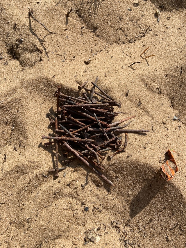 Были на пляже с маленьким ребенком, на месте куда сели ?...