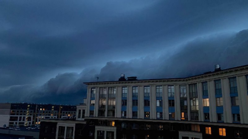 ⚡️На Питер с Финского залива надвигается настоящий погодный апокалипсис: в городе уже началась сильн