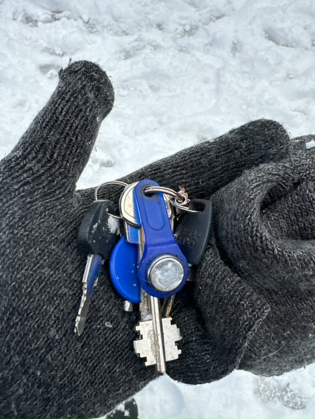 Ключи лежали на детской площадке, передал в «Магнит»