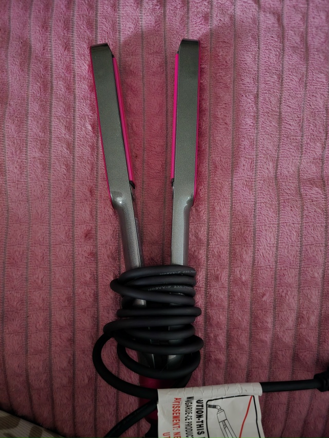 Продам фен - 1000р /слабовато держится насадка/
Утюжок - 15...