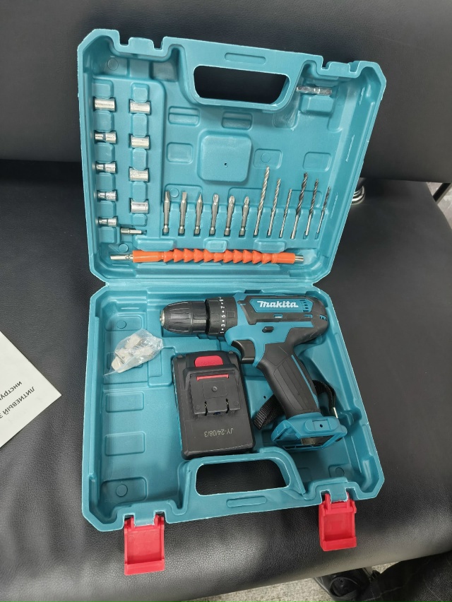 Ходит мужчина, предлагает шуруповёрт, показывает, что ?...