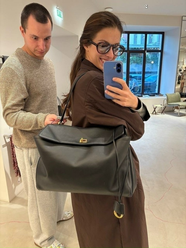 В магазине девушка нашла сумку своей мечты. В порыве ра...