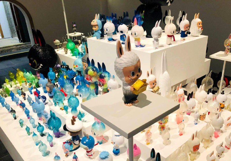 Лабубу исполнилось 10 лет.
В честь юбилея в Гонконге открыли масштабную выставку Monsters by Monst