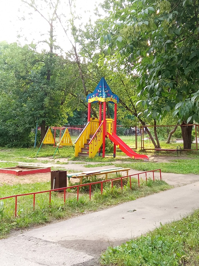 Нашли карту в этом дворе , номер куда можно позвонить 890...