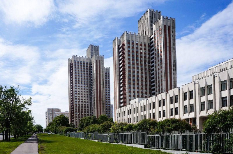 Студентка разбилась, выпав из окна общежития РАНХиГС.
По данным СМИ, 25-летняя девушка сорвалась с