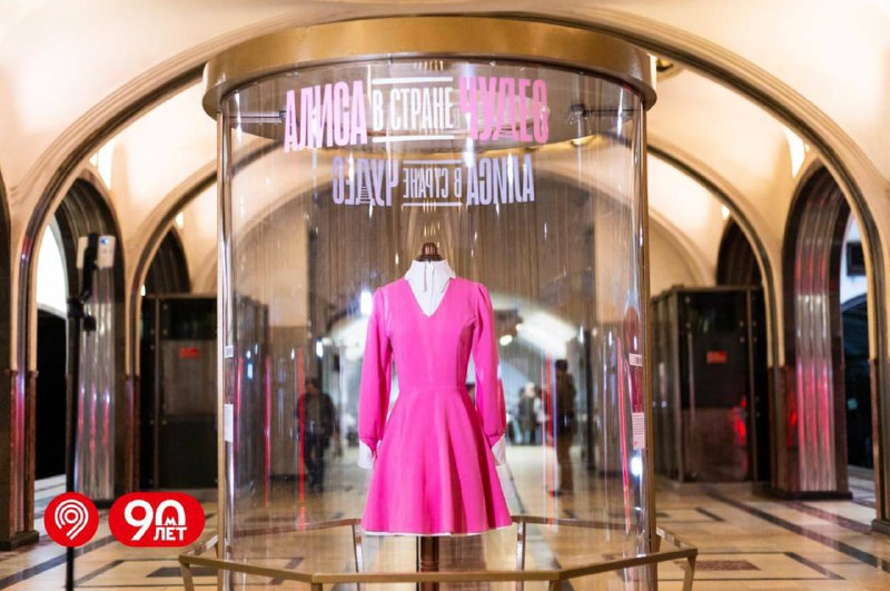 Вааау, в метро открылась выставка костюмов из «Алисы в Стране Чудес».
Теперь на станциях «Маяковска