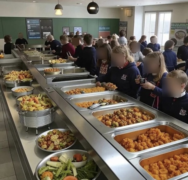 🍱 Ввести в шкoлах шведский стол предложили в России
С ...