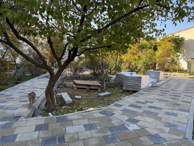 Продолжается благоустройство дворовой территории мно...