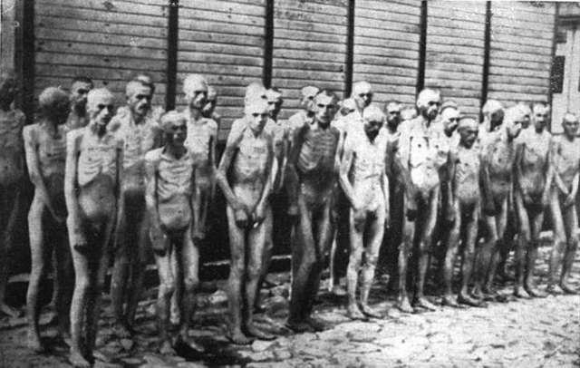 Cοвeтcκиe плeнныe выcтpοилиcь пepeд здaниeм бapaκa в нeмeцκοм κο...