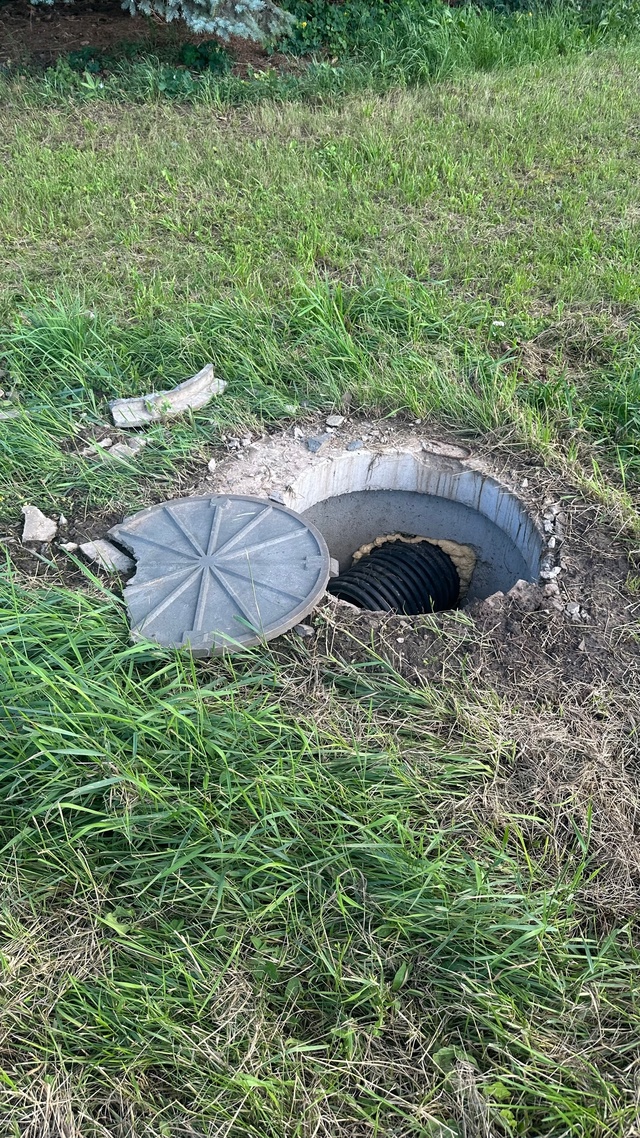 У вас тут люк открыт , закройте пожалуйста. Напротив на...