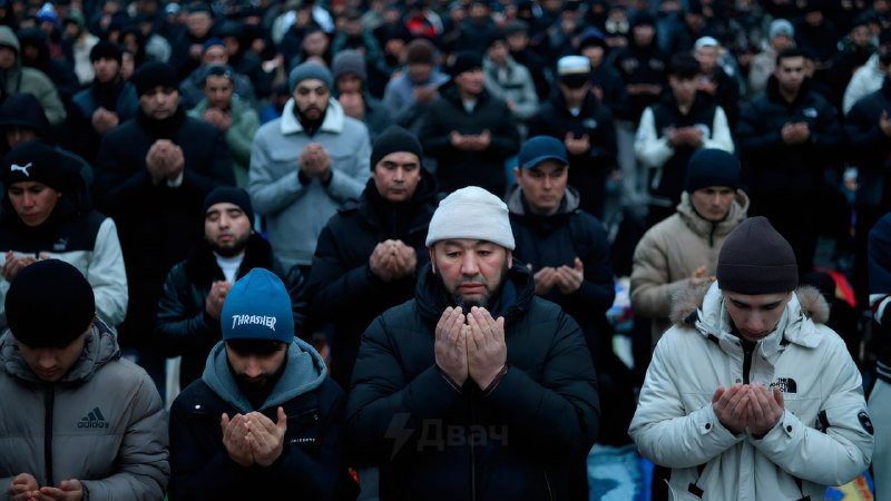 В Москве и Питере тысячи мусульман собрались у соборных мечетей на массовую молитву в честь праздник