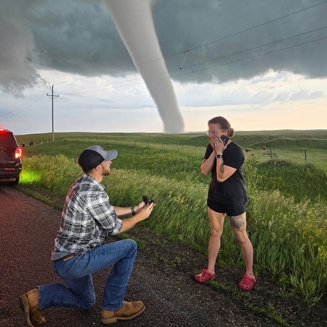 В США пара обручилась перед торнадо в Южной Дакоте
Вл...