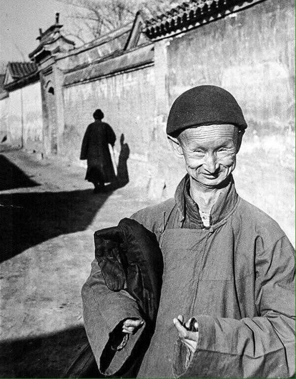 Eвнyx импepaторcкого двopa. Китай, 1949 год.