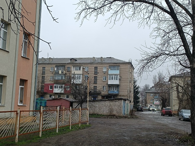 Улица Энгельса 11 дом, оторваны коньки на крыше. Уважаем...