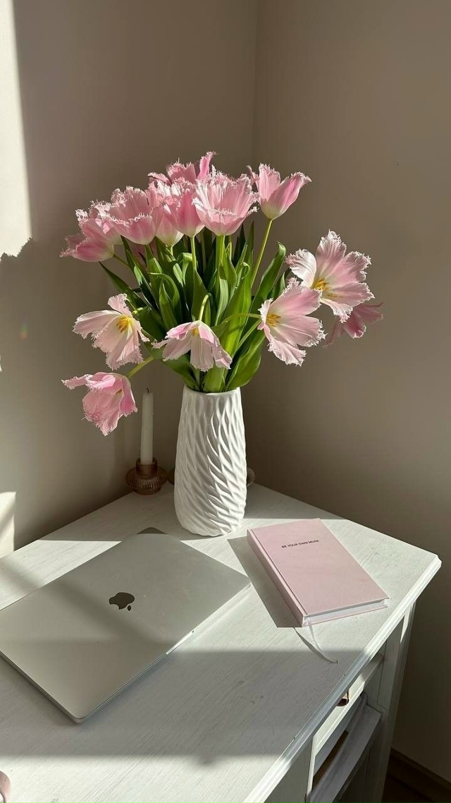 Солнечный свет и цветы делают меня счастливее.