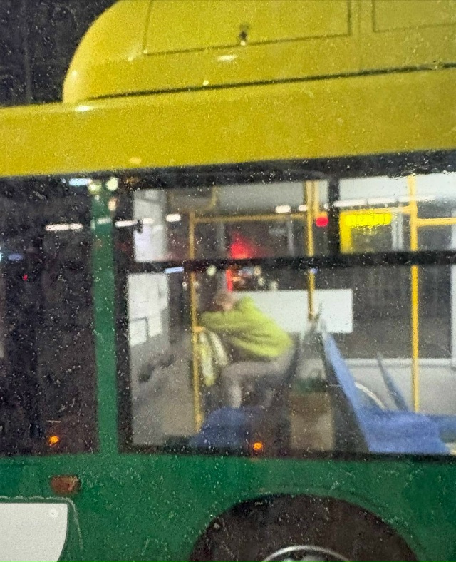 Уснула...
Почему в 130 кондукторы спят в рабочее время?