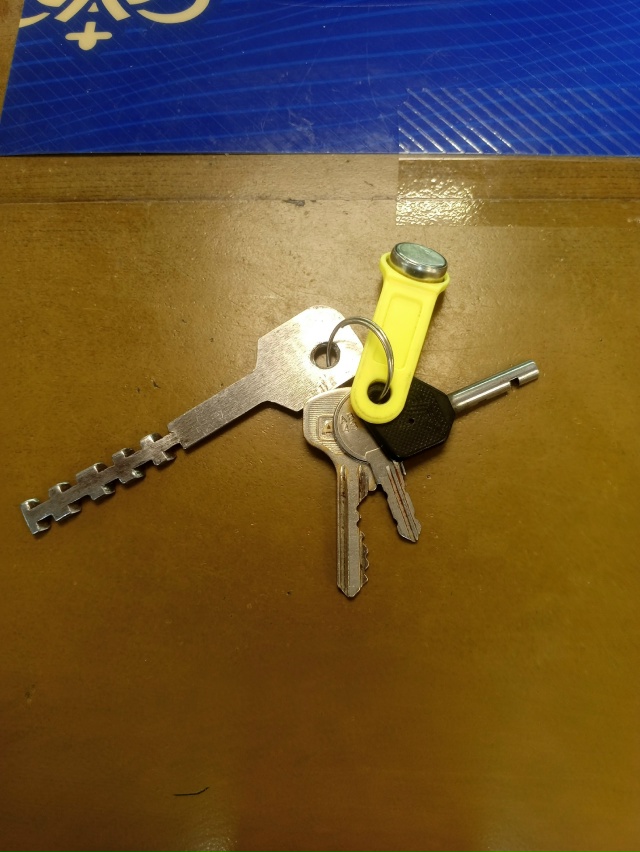 Найдены ключи на улице Усошина, обращаться в магазин 
