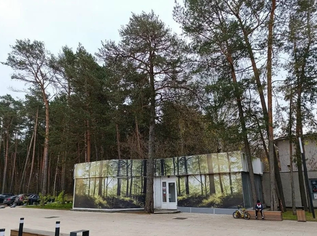 Павильон у ДК замаскировался под лес, чтоб не заметили ...