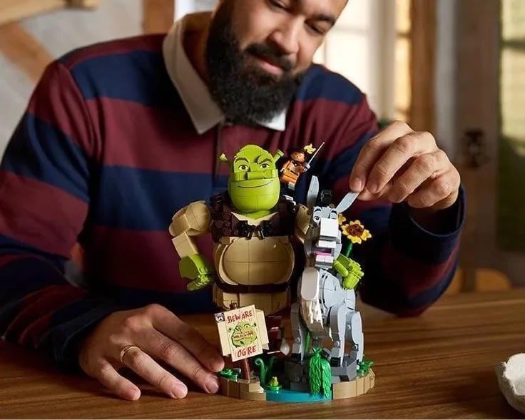 АААА! LEGO выпустит набор по ШРЕКУ — появились первые фото конструктора.
В наборе Шрек, Осёл и Кот
