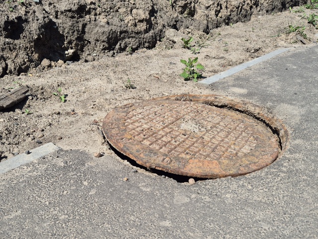 Пешеходы, будте пожалуйста внимательнее.
На тротуаре ?...