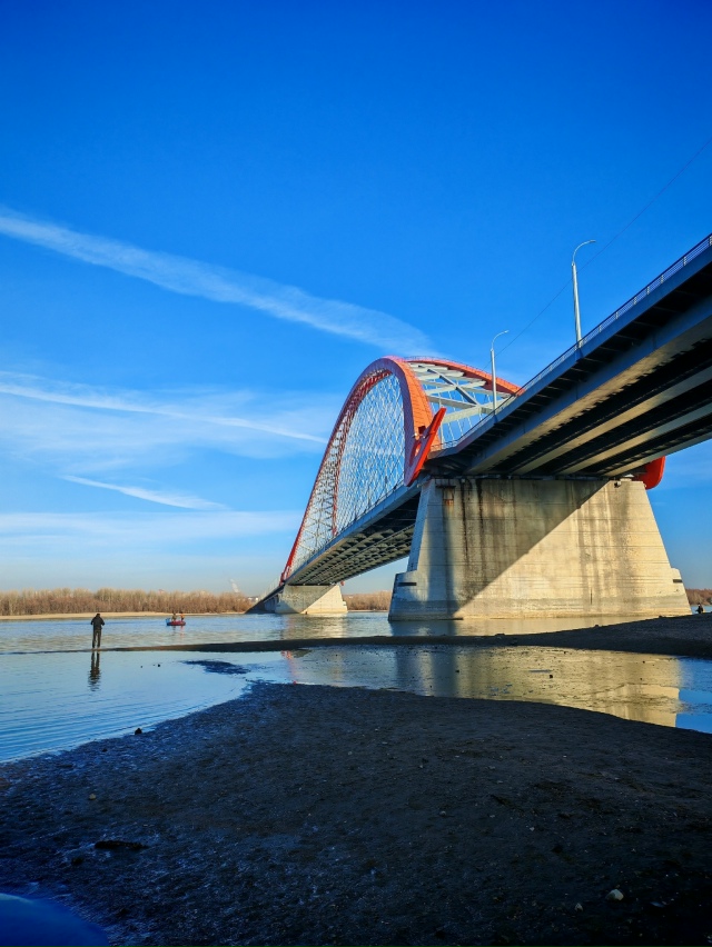 У Бугpинcкoгo мocтa